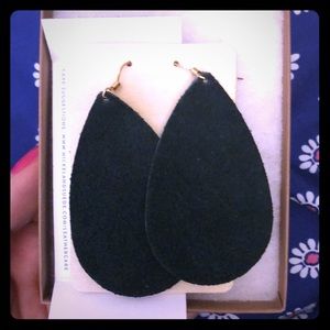 Medium Emerald Green Nickel and Suede Earrings